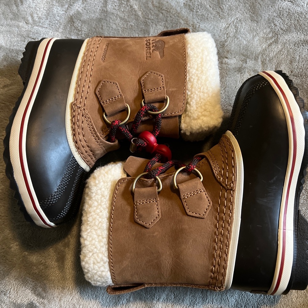 Brand new kids Sorel Tan boots size 9